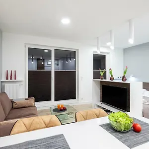 https://apartament-luxury-miedzyborska-8b.warsawhotelspoland.com